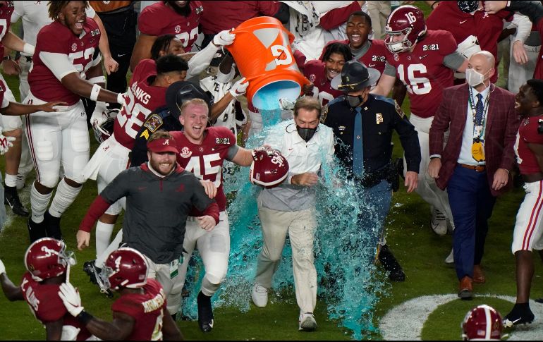 LEGADO. Es la segunda ocasión en la que bajo el mando de Nick Saban, Alabama se corona sin perder un solo juego. AP• W. Lee