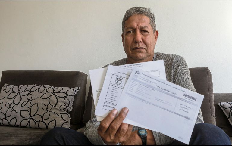 DESEMBOLSO. Miguel Cárdenas pagó un lente interocular que le iban a colocar en el ISSSTE y tendrá que buscar a un médico particular para que le opere el ojo.  CORTESÍA/MIRADA TAPATÍA