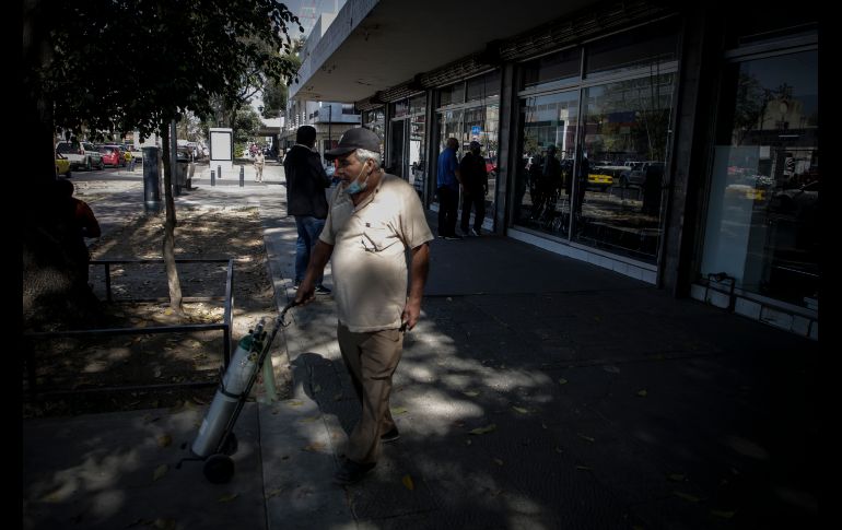 Quienes requieren tanques de oxígeno en Guadalajara viven largas esperas y deben pagar a sobre precio. EL INFORMADOR / F. ATILANO