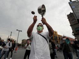 Dueños y empleados de restaurantes participan en una manifestación para exigir su reapertura. EFE/J. Méndez