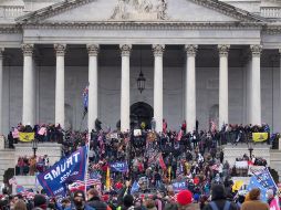 Decenas de representantes y senadores fueron llevados a lugares seguros cuando los simpatizantes del presidente Donald Trump irrumpieron en el Capitolio. EFE/M. Reynolds