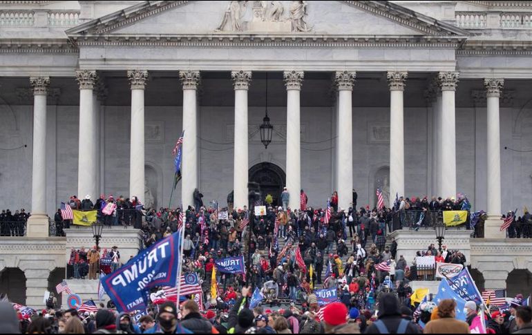 Decenas de representantes y senadores fueron llevados a lugares seguros cuando los simpatizantes del presidente Donald Trump irrumpieron en el Capitolio. EFE/M. Reynolds