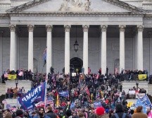 Decenas de representantes y senadores fueron llevados a lugares seguros cuando los simpatizantes del presidente Donald Trump irrumpieron en el Capitolio. EFE/M. Reynolds