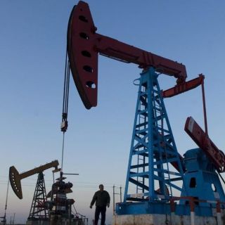 Petróleo alcanza su máximo nivel en diez meses y medio