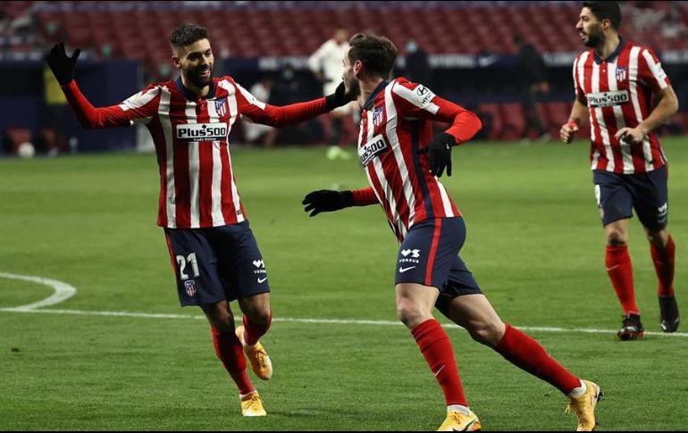 El centrocampista del Atlético de Madrid, Saúl Ñíguez (c), celebra el segundo gol ante el Sevilla FC. EFE/J. Martín