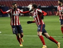 El centrocampista del Atlético de Madrid, Saúl Ñíguez (c), celebra el segundo gol ante el Sevilla FC. EFE/J. Martín