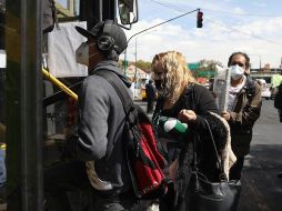 Varias personas hacen fila para ingresar a un autobús habilitado para sustituir al Metro. EFE/S. Gutiérrez