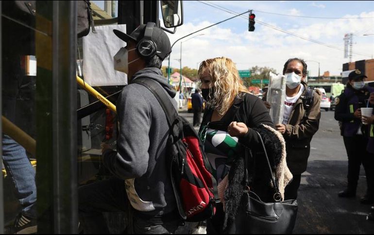 Varias personas hacen fila para ingresar a un autobús habilitado para sustituir al Metro. EFE/S. Gutiérrez