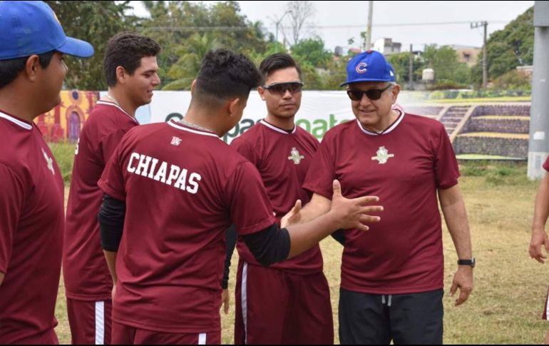 El Presidente Andrés Manuel López Obrador convive con varios jugadores del equipo Guacamayas de Chiapas. TWITTER/@GuacamayasP