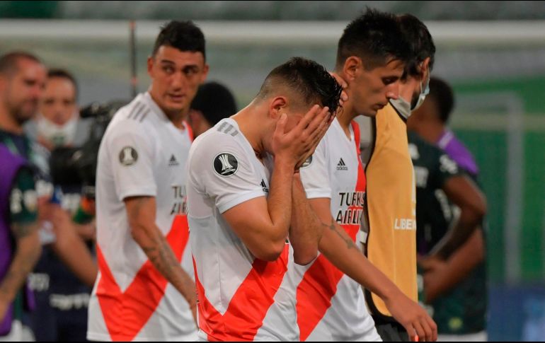 FRUSTRADOS. El River Plate peleó hasta el último segundo, pero el haber perdido 3-0 la ida, fue una losa muy grande para el club argentino. AFP