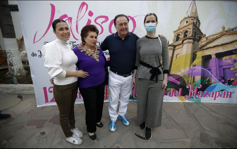 Enrique Michel Velazco, director de Dulces de la Rosa, acompañado de su familia. EL INFORMADOR/F. Atilano