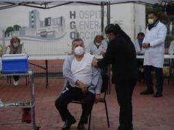 El primero en recibir la vacuna fue el médico David Díaz Santana Bustamante, de 66 años, que labora en el Hospital de Zoquipan. EL INFORMADOR / F. Atilano