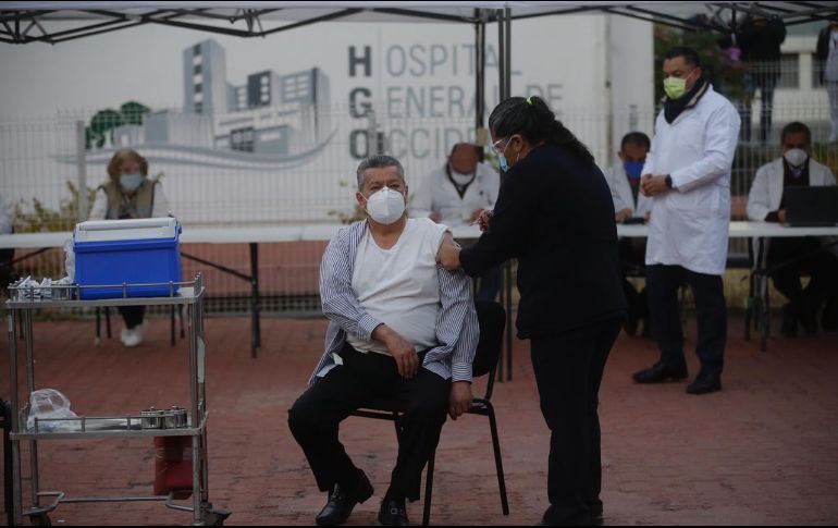 El primero en recibir la vacuna fue el médico David Díaz Santana Bustamante, de 66 años, que labora en el Hospital de Zoquipan. EL INFORMADOR / F. Atilano