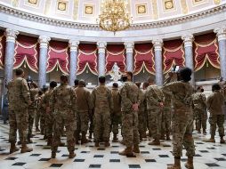 Miembros de la Guardia Nacional recorren un área del Capitolio, en  Washington, DC. AFP/S. Loeb