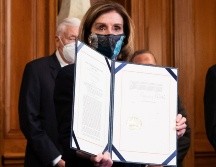 Nancy Pelosi muestra el artículo del juicio político que la Cámara baja avaló hoy en el Capitolio. EFE/EPA/M. Reynolds
