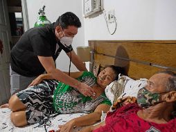 En su desesperación, Marcos Fonseca consiguió un tanque de oxígeno y un ventilador mecánico no invasivo para atender a su madre en casa. AFP / M. DANTAS