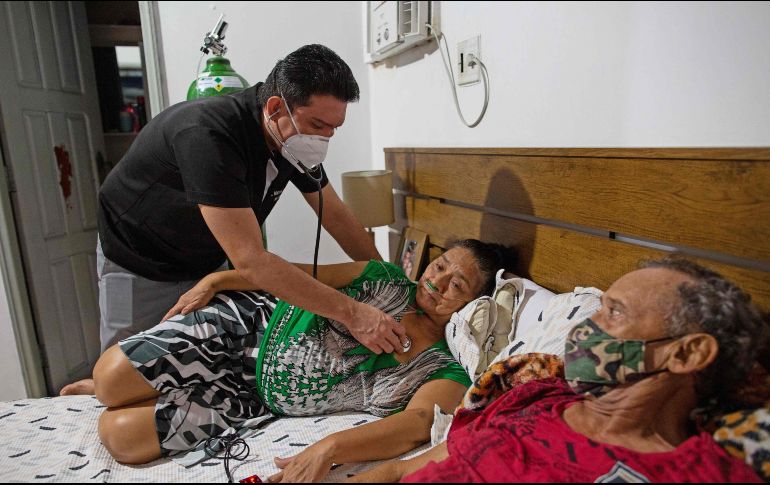 En su desesperación, Marcos Fonseca consiguió un tanque de oxígeno y un ventilador mecánico no invasivo para atender a su madre en casa. AFP / M. DANTAS