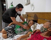 En su desesperación, Marcos Fonseca consiguió un tanque de oxígeno y un ventilador mecánico no invasivo para atender a su madre en casa. AFP / M. DANTAS