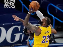 LÍDER. LeBron James marcó la diferencia en la duela y los Lakers siguen sumando triunfos. AP