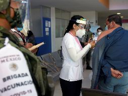 Se espera que a finales de marzo esté vacunado el personal médico y los adultos mayores, y que con ello reduzca la mortalidad del COVID-19 en 80%. EFE/T. Rivera