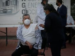 David Díaz, de 66 años, fue el primer médico en recibir la vacuna. Decidió seguir en su puesto para atender de primera mano la pandemia en el Hospital General de Occidente, en donde es jefe de Medicina Preventiva y Epidemiología. EL INFORMADOR/F. Atilano