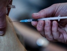 En poco más de un mes, unos 28 millones de dosis fueron inyectadas en unos 46 países, declaró el miércoles el director de emergencias de la OMS, Michael Ryan. AFP / K. Tribouillard