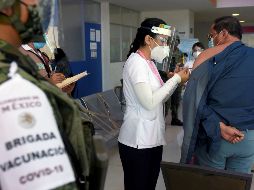 AMLO exhorta a los integrantes de las brigadas de vacunación a avanzar con la inmunización en los trabajadores de la salud para que este fin de semana se termine y continuar con los adultos mayores. EFE / T. Rivera