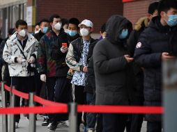 Personas hacen fila hoy afuera de un hospital en Pekín, China, para realizarse una prueba de COVID-19. AP/G. Baker