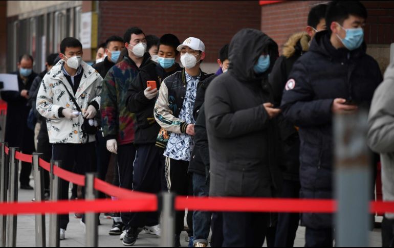 Personas hacen fila hoy afuera de un hospital en Pekín, China, para realizarse una prueba de COVID-19. AP/G. Baker