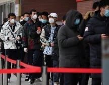 Personas hacen fila hoy afuera de un hospital en Pekín, China, para realizarse una prueba de COVID-19. AP/G. Baker