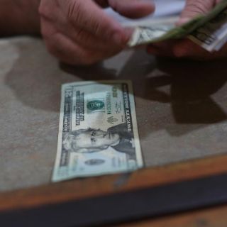 Peso gana 16 centavos frente al dólar al cierre