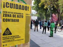 Personas en fila, el pasado lunes, para realizarse la prueba para detectar COVID-19, en un quiosco en Ciudad de México. EFE/ARCHIVO