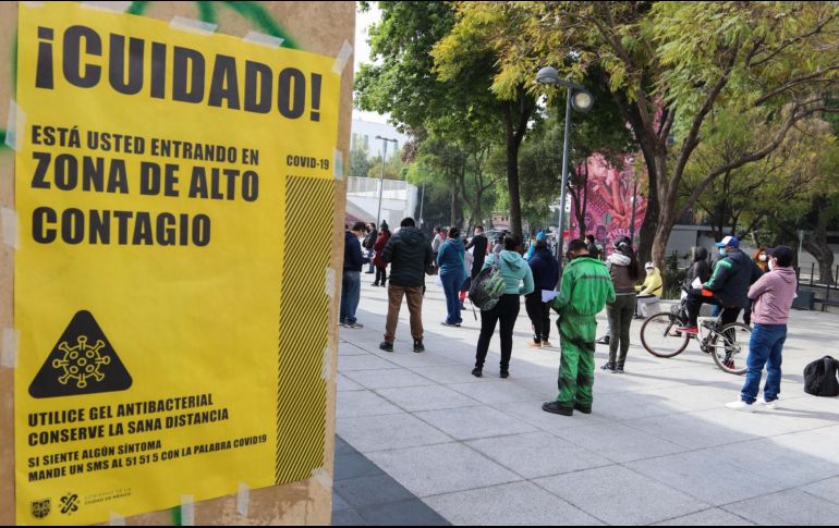 Personas en fila, el pasado lunes, para realizarse la prueba para detectar COVID-19, en un quiosco en Ciudad de México. EFE/ARCHIVO