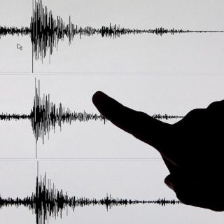 Sismo sacude Indonesia; hay al menos tres muertos