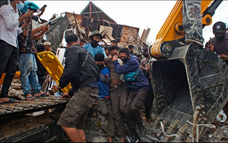Al menos 300 casas y un centro de salud fueron afectados en Mamuju, cercana al epicentro del movimiento telúrico. AP/A. Surahman