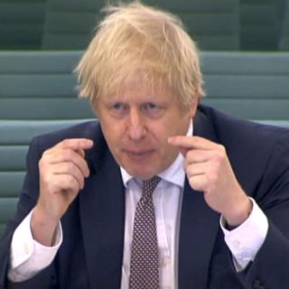 COVID-19: Boris Johnson llama a "pensárselo dos veces" antes de salir durante el confinamiento