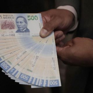 El peso mexicano se fortalece y cierra en 19.77 por dólar