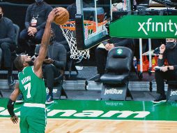 Con 21 puntos y ocho asistencias, Jaylen Brown fue el jugador más productivo de Boston. AFP