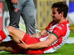 Con uno de los ganchos que sostienen las lonas, el defensa sufrió un corte profundo se puede observar en un video. IMAGO7