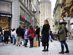Hacen una alusión a las festividades de fin de año, así como a la falta de disciplina en el distanciamiento social, la higiene regular de manos y el uso de mascarillas. EFE / L. Gillieron