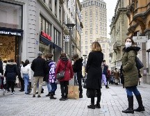 Hacen una alusión a las festividades de fin de año, así como a la falta de disciplina en el distanciamiento social, la higiene regular de manos y el uso de mascarillas. EFE / L. Gillieron