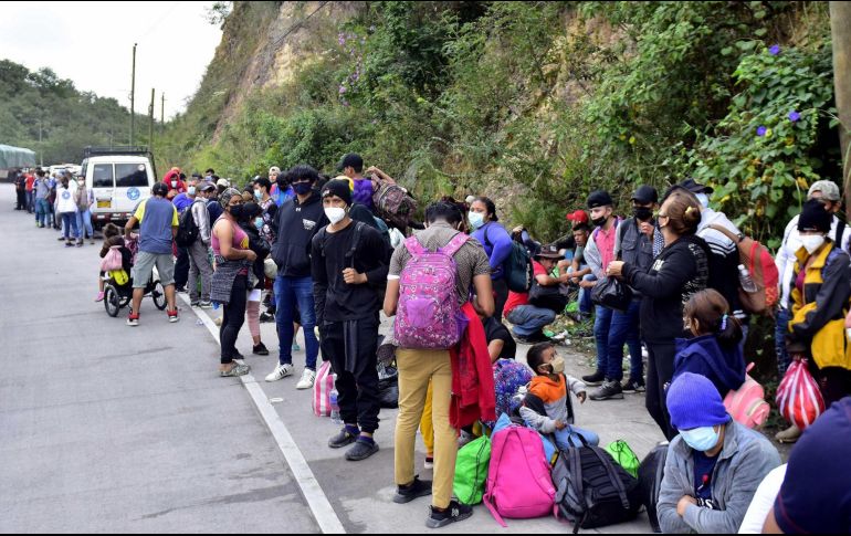 El bloque de migrantes más numeroso, de al menos tres mil viajeros, comenzó a avanzar a Chiapas. EFE / J. Valle