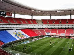 Chivas cambia el sistema de anclaje de la publicidad detrás de las porterías para evitar riesgos a los jugadores. IMAGO7