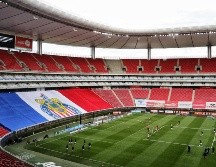 Chivas cambia el sistema de anclaje de la publicidad detrás de las porterías para evitar riesgos a los jugadores. IMAGO7