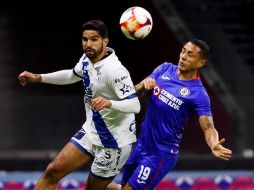 Víctor Yotun (d), de Cruz Azul, disputa el balón con Diego de Buen (i), de Puebla, durante el encuentro. EFE/J. Méndez