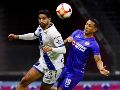 Víctor Yotun (d), de Cruz Azul, disputa el balón con Diego de Buen (i), de Puebla, durante el encuentro. EFE/J. Méndez