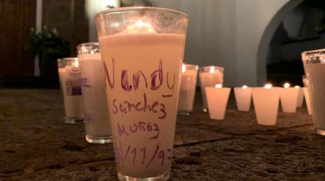 Afuera de Casa Jalisco colocaron veladoras como símbolo de esperanza. FACEBOOK/Cihuatl Texotik