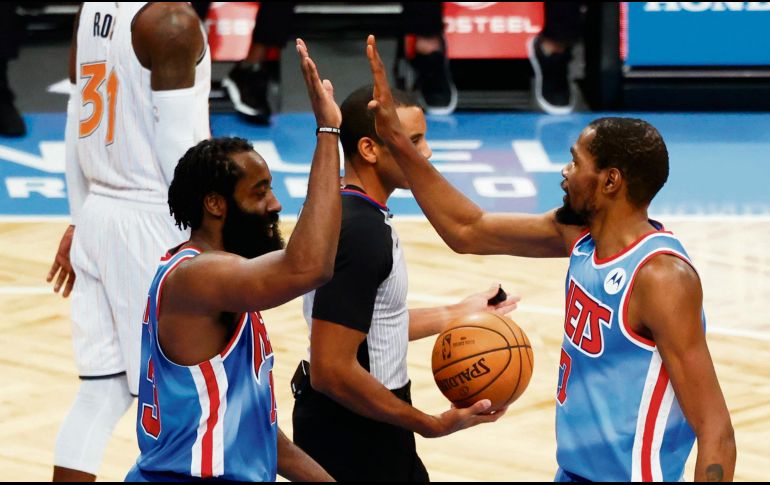 James Harden y Kevin Durant (der.) se combinaron para 74 puntos, recordando sus viejos tiempos en el Thunder. EFE/J. Szenes