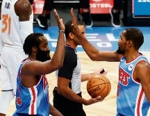 James Harden y Kevin Durant (der.) se combinaron para 74 puntos, recordando sus viejos tiempos en el Thunder. EFE/J. Szenes