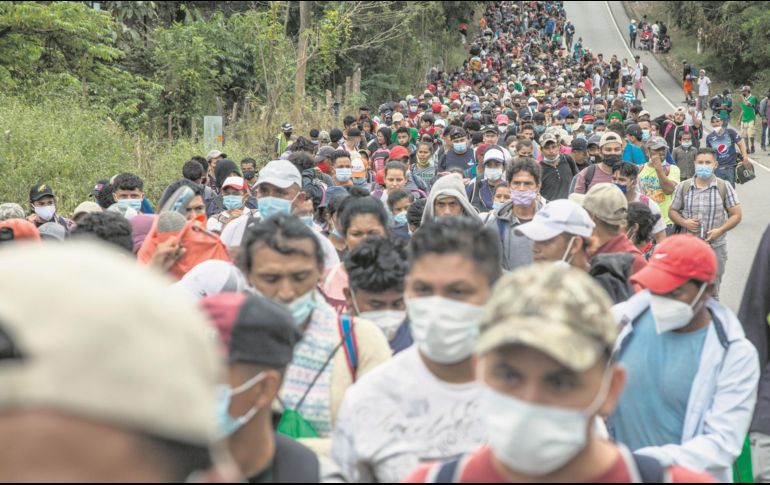 En busca del “sueño americano”. Un grupo de aproximadamente tres mil viajeros hondureños llega a Guatemala, luego de cruzar el punto fronterizo de El Florido. EFE